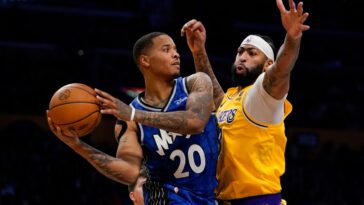 Anthony Davis anchoring Lakers’ defense despite hip injury