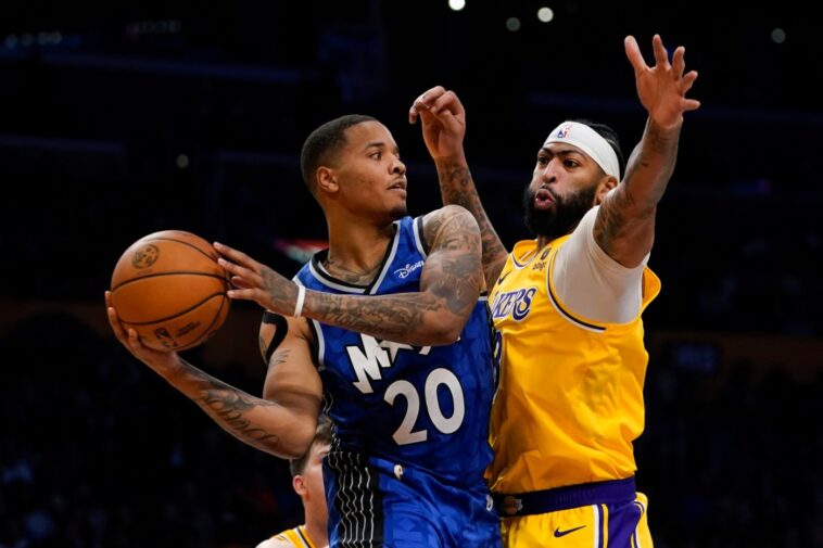 Anthony Davis anchoring Lakers’ defense despite hip injury