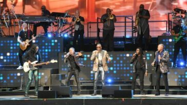 Chicago and Earth, Wind and Fire Bring Heart, Soul and Horns to Tampa