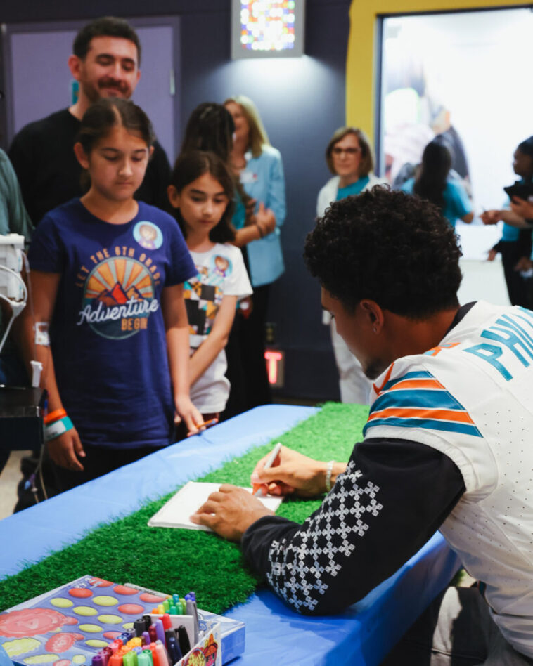 Miami Dolphins Linebacker and Redlands Native Jaelan Phillips Visits LLU Children’s Hospital Patients